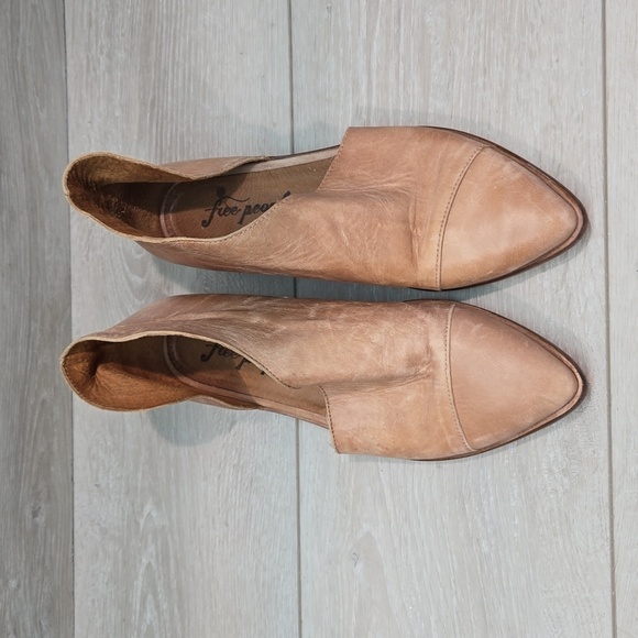 Free People Women Cutout Side Ankle Leather Pointed toe boots shoes sz 37/6 - Picture 3 of 11